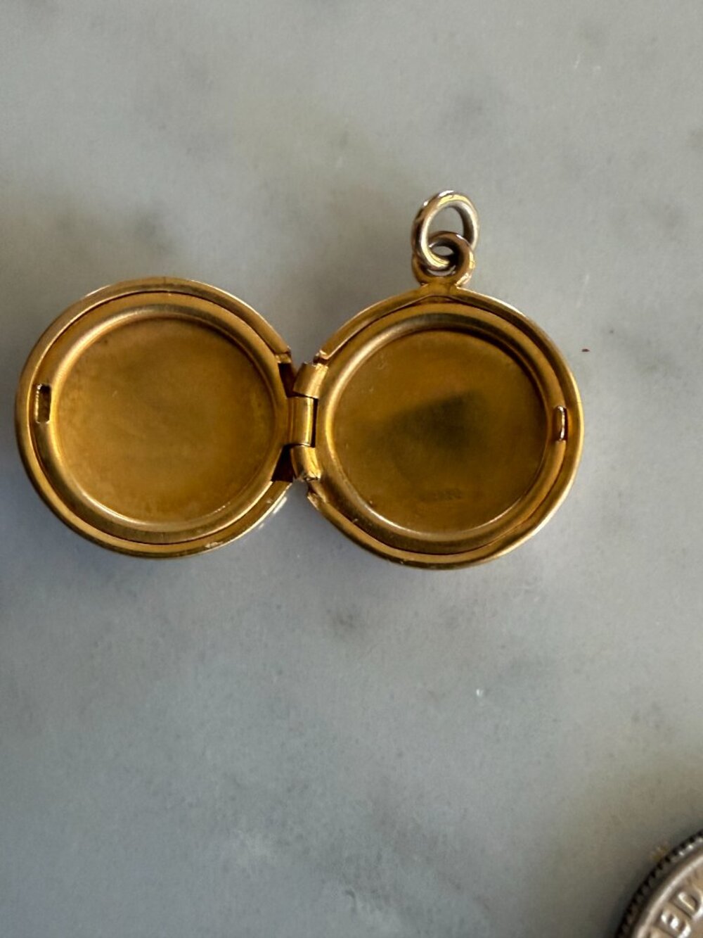 Vintage 10K Gold Round Locket – Etched Bird & Hearts - Picture 11 of 14